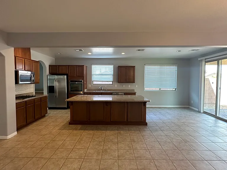 576 Glassford Ct — Photo 2