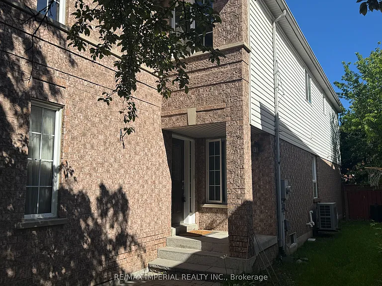 453 Heddle Cres — Photo 3