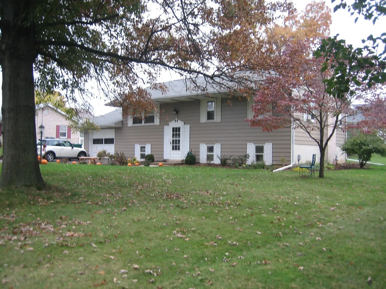 556 Hillcrest Dr photo 1