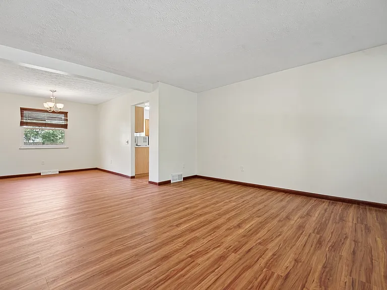 1806 Balsamridge Rd — Photo 2