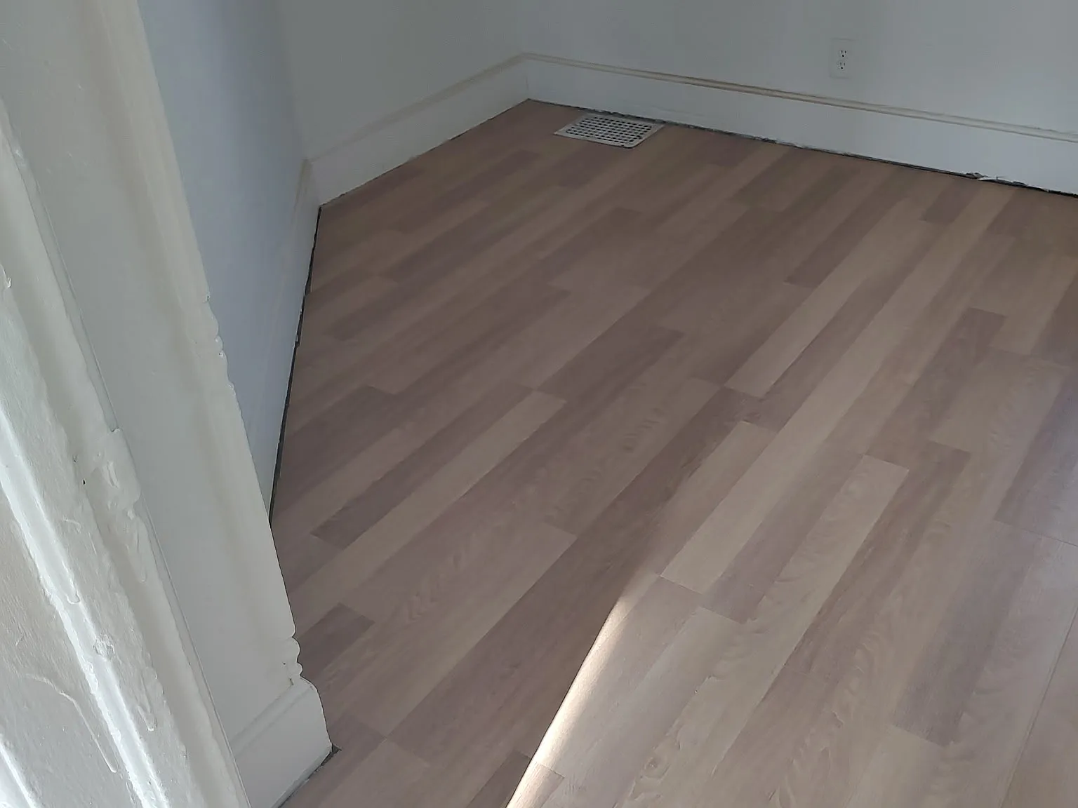 2 BR / 1 BA Apartment in Davenport, IA Updated Flooring, Bath & Paint — Photo 4