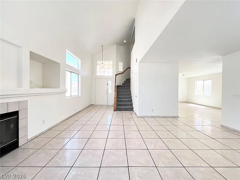 8284 W Rochelle Ave — Photo 3