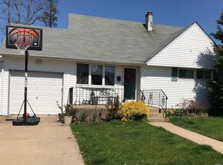 2179 Plum Tree Rd N, Westbury, NY 11590