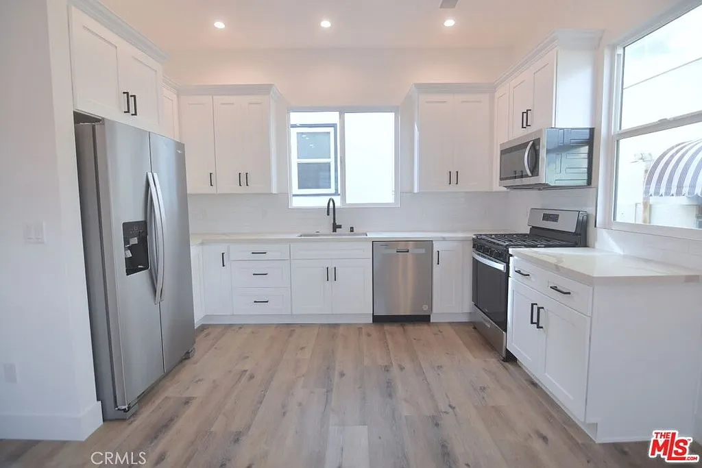 3 bed, 1400 sqft, $4,595 — Photo 3