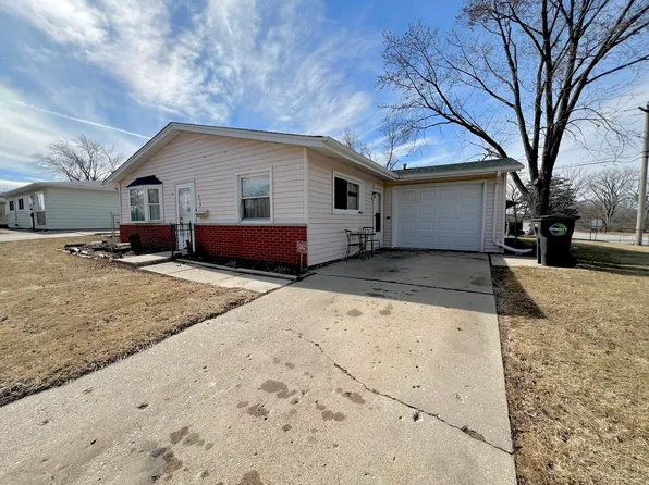 519 Walnut Dr, Streamwood, IL 60107