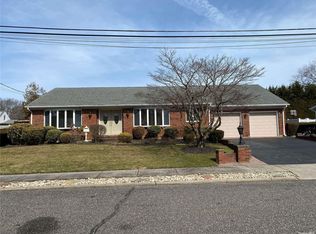 8 Adams St N, Farmingdale, NY 11735