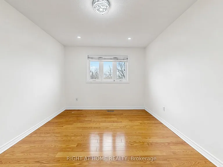 86 Howlett Ave — Photo 32