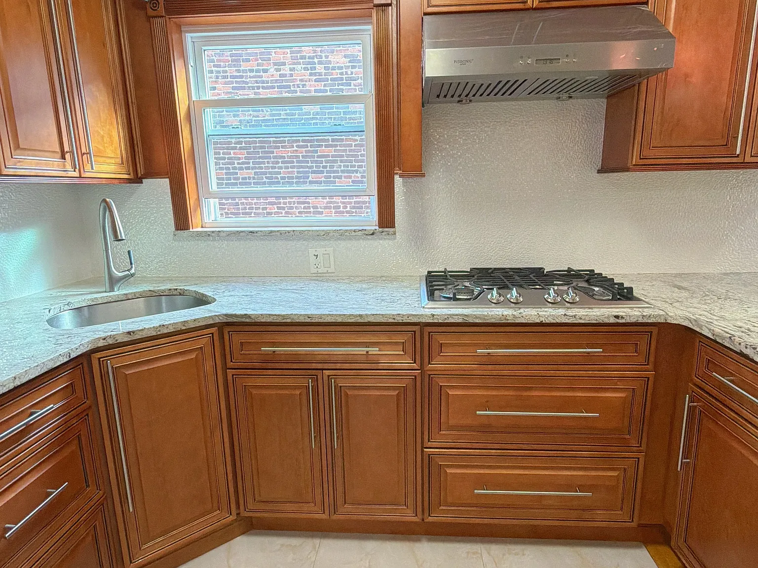 2 bed, 900 sqft, $2,700 — Photo 3