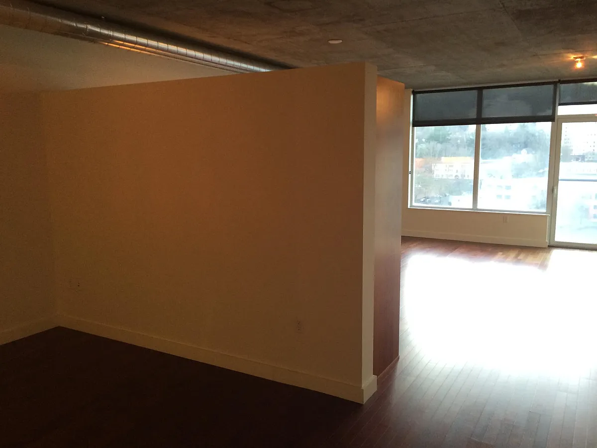 Building Photo - 1926 W Burnside St #1206