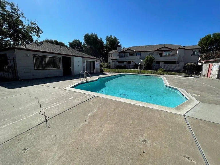 472 Lancaster Ln — Photo 30