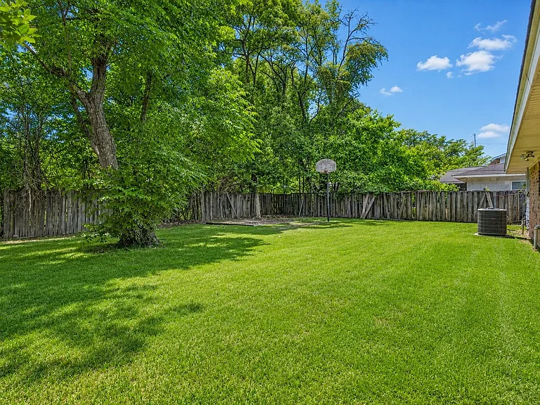 1621 Cloverdale Dr — Photo 24