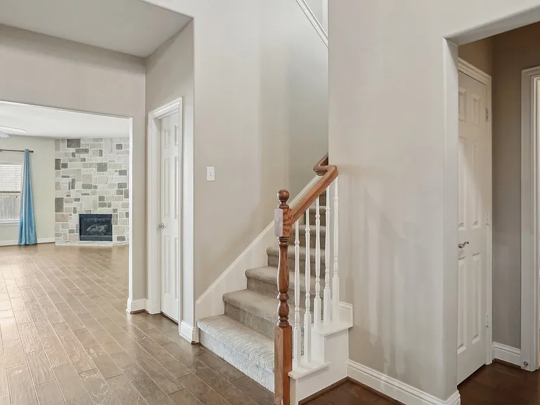 313 Country Lakes Dr — Photo 5