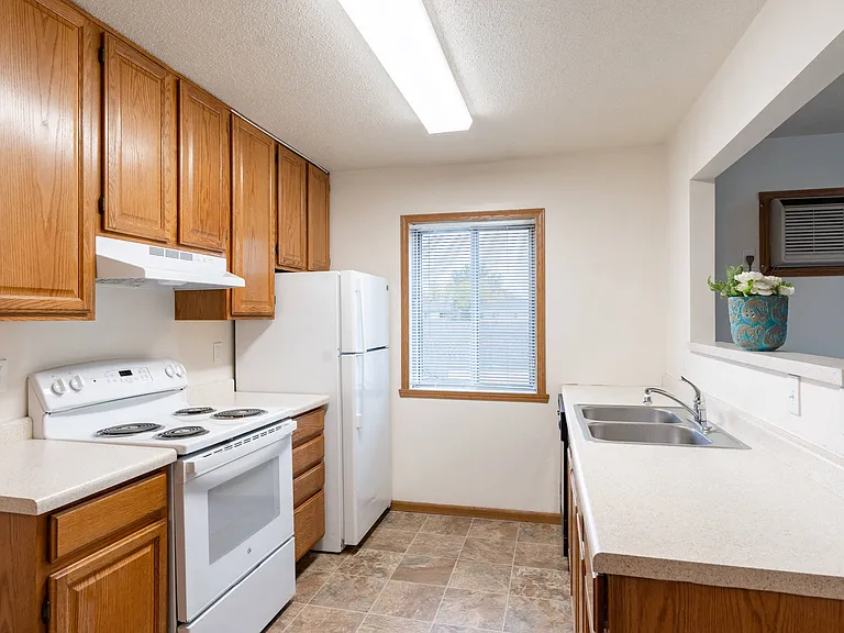 Fargo, ND Oxford Apartments | 21B | Kitchen