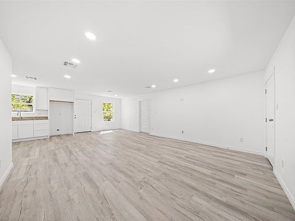 4th image of 12924 Mitchell Dr