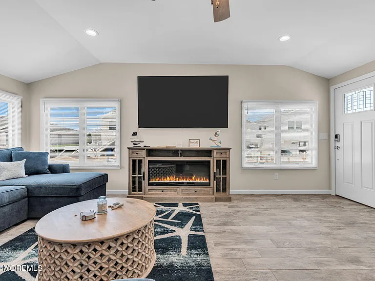 208 Mallard Ln — Photo 15