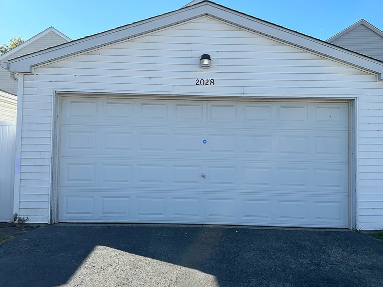 detached 2-car garage