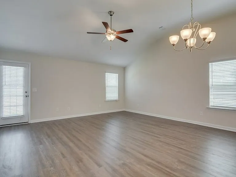 494 Amesbury Dr — Photo 5