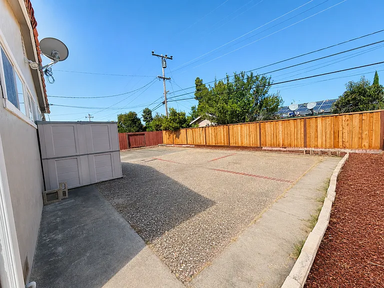 4543 Sloat Rd — Photo 20