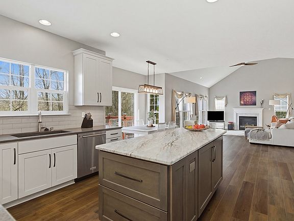 5th image of 103 Woodcrest Pl