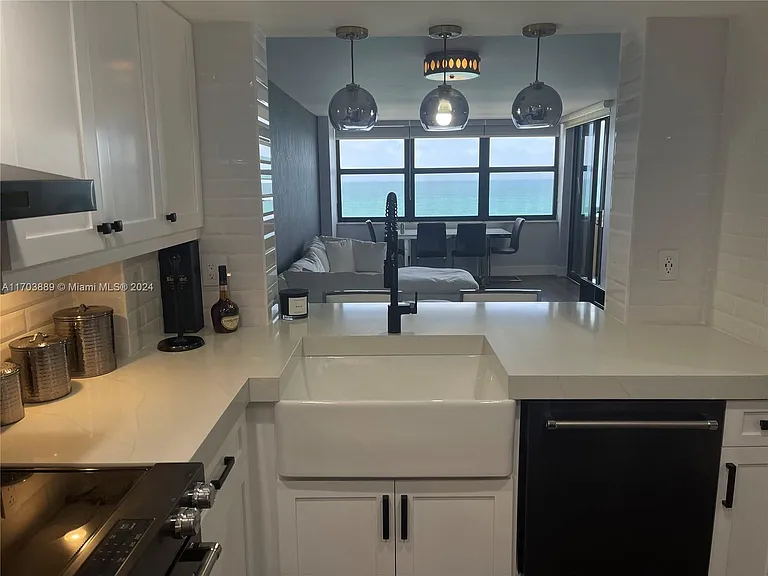 2555 Collins Ave #1409 — Photo 8