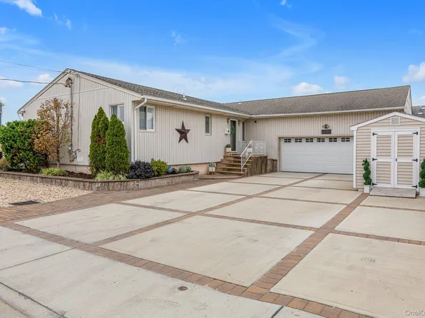 1130 Hayes Place, Baldwin Harbor, NY 11510