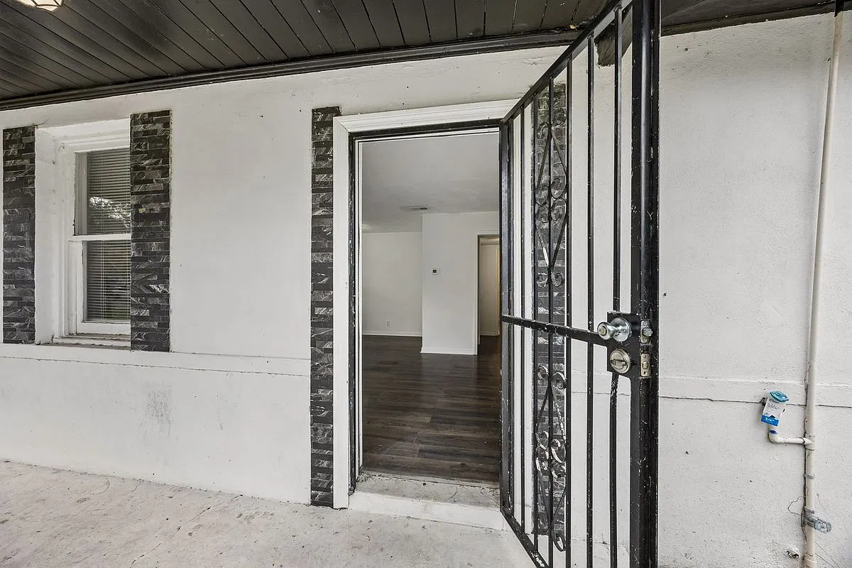 3 bed, 1.0 bath, 1140 sqft, $1,500 — Photo 2