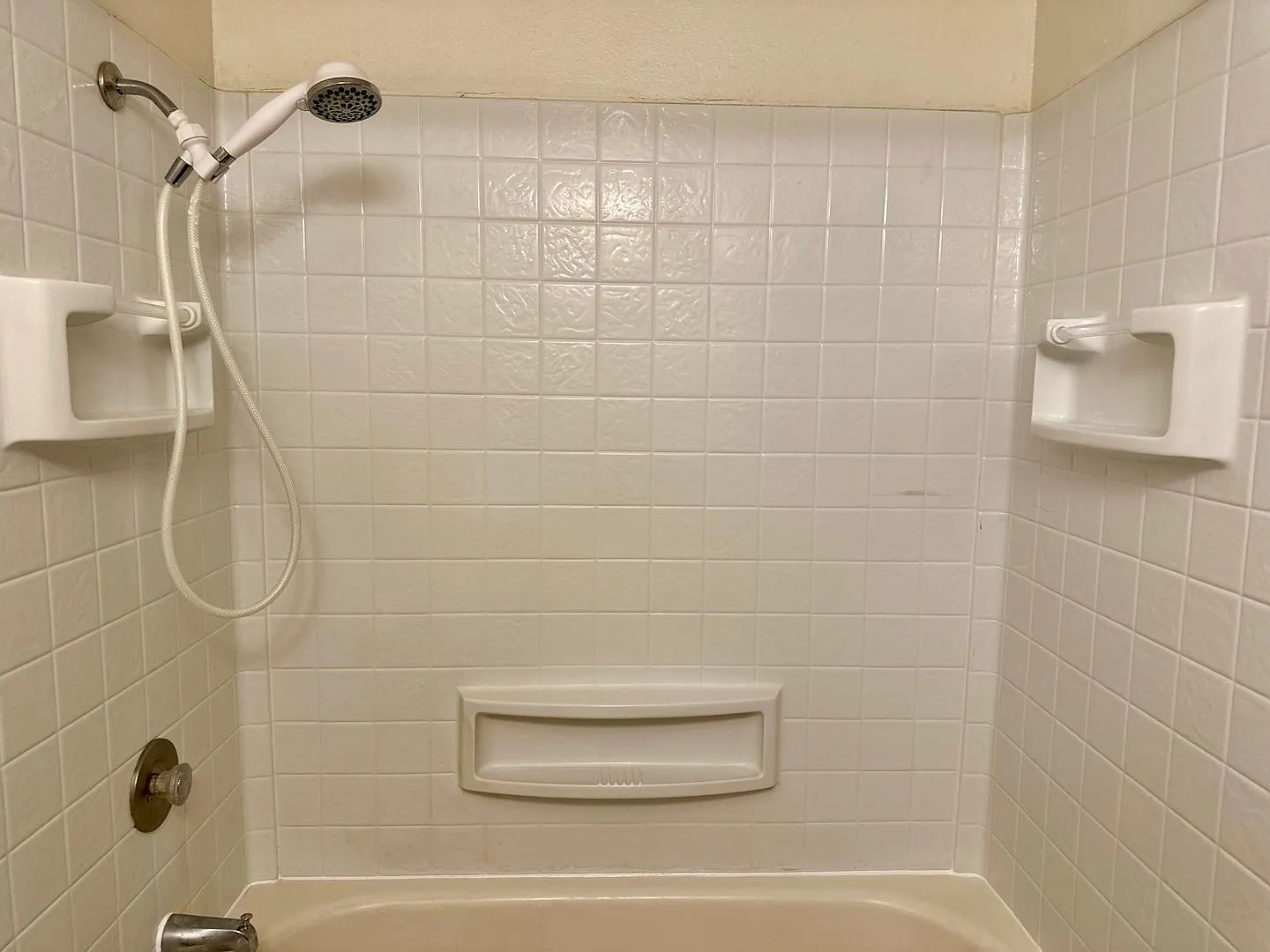 Charming 2-Bedroom Unit with Air Conditioning — Photo 3