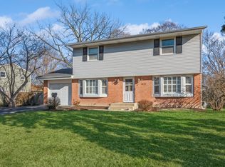 835 Longmeadow Dr, Geneva, IL 60134