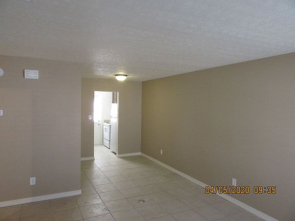 3rd image of 1006 W 19th Ct APT F