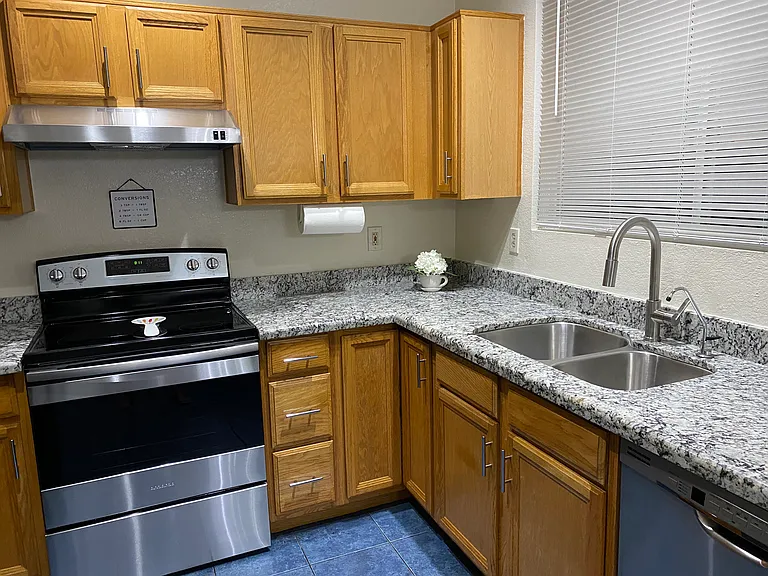 8972 W Lisbon Ln — Photo 10