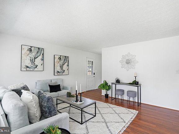 3rd image of 132 Janelin Ct