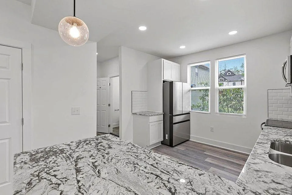 1087 E Sycamore St — Photo 3