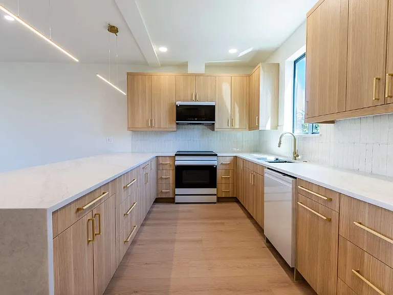 818 E 22nd Ave — Photo 14