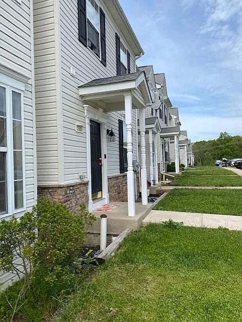 3 bed, 2.5 bath, 1800 sqft, $2,095 — Photo 2
