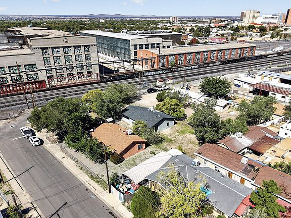 4th image of 820 Commercial St SE