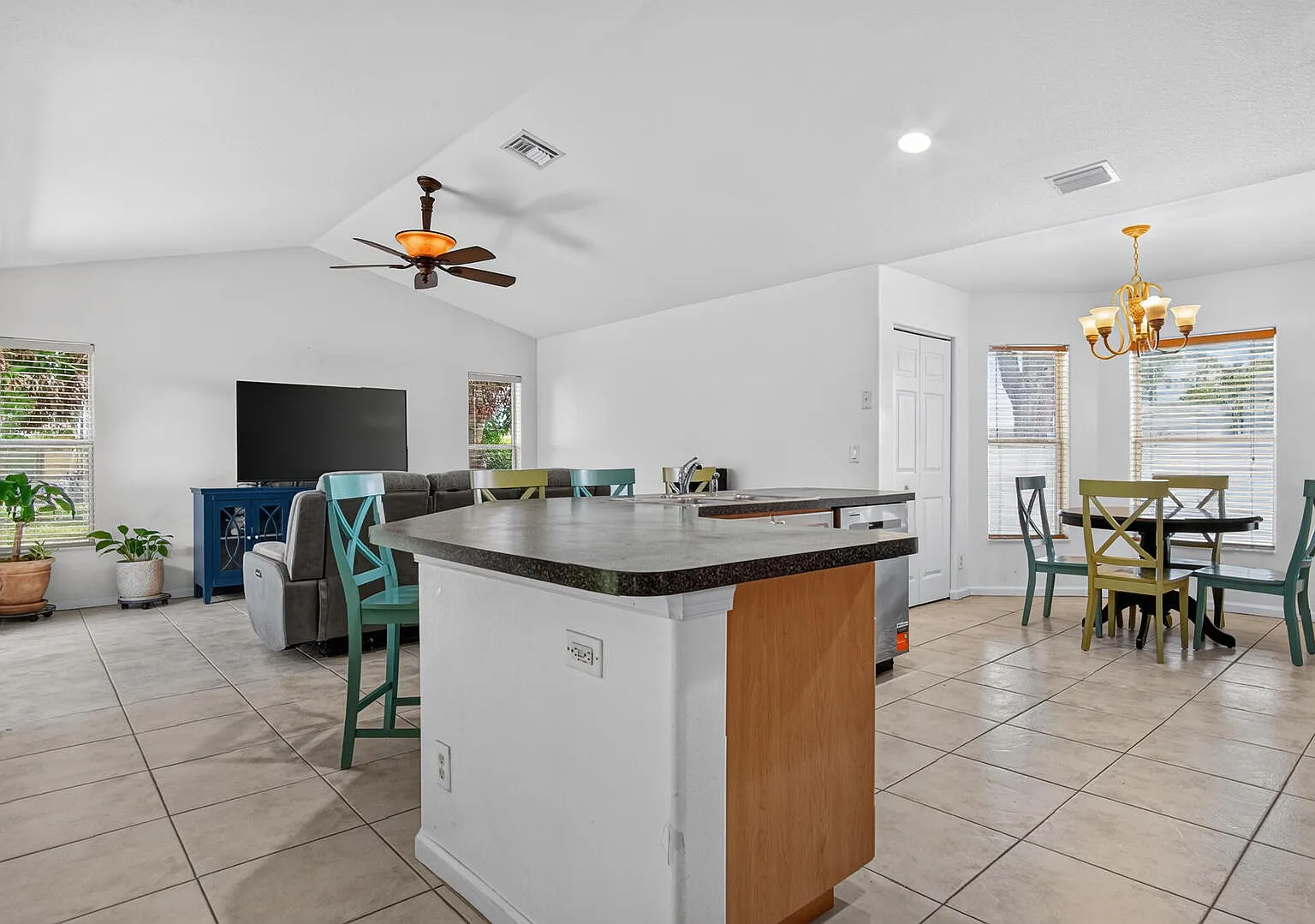 4 bed, 2.0 bath, 2201 sqft, $2,700 — Photo 4