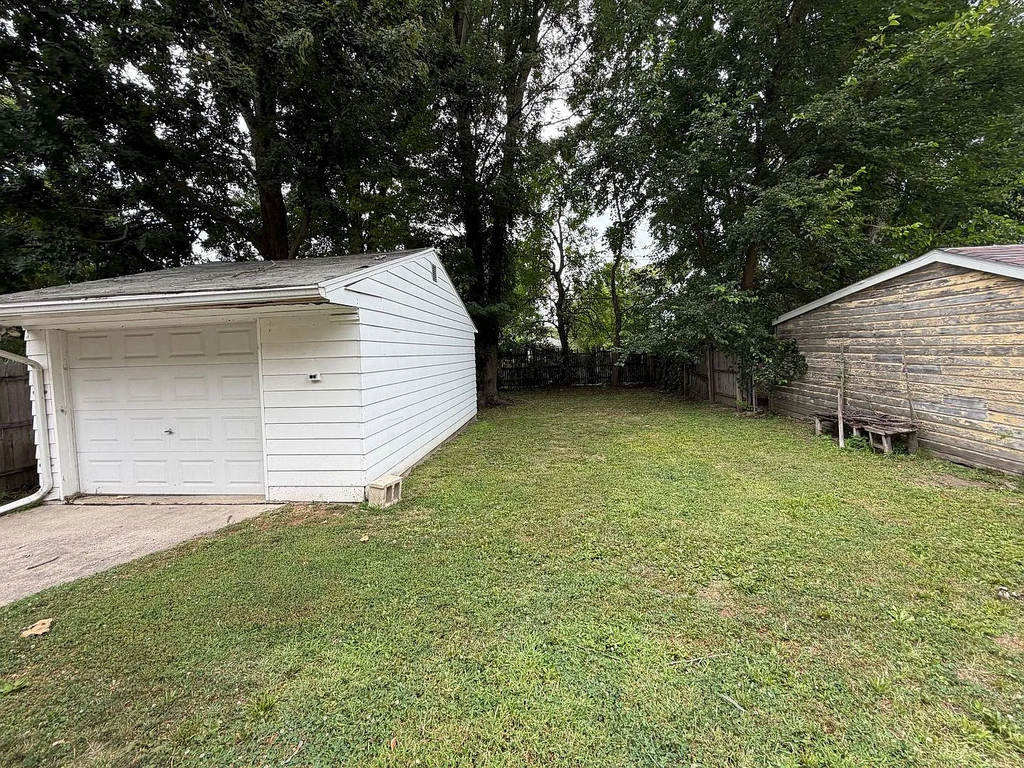 Welcome to this spacious 4-bedroom, 1-bathroom home located in the desirable neighborhood of Tole... — Photo 2