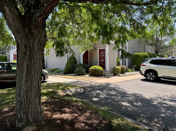 220 Nassau Dr #220, Springfield, MA 01129
