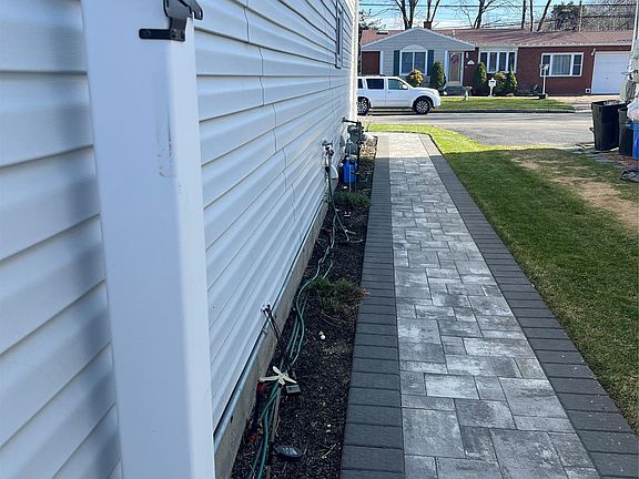 3rd image of 827 Bermuda Road