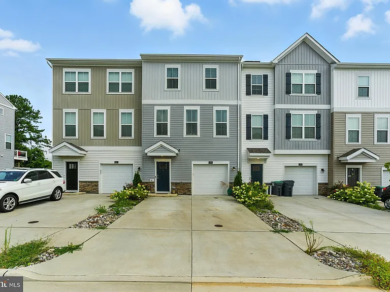 406 Honeyberry Ln — Photo 37