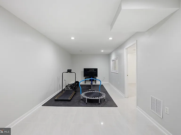 8664 Pohick Forest Ct — Photo 34