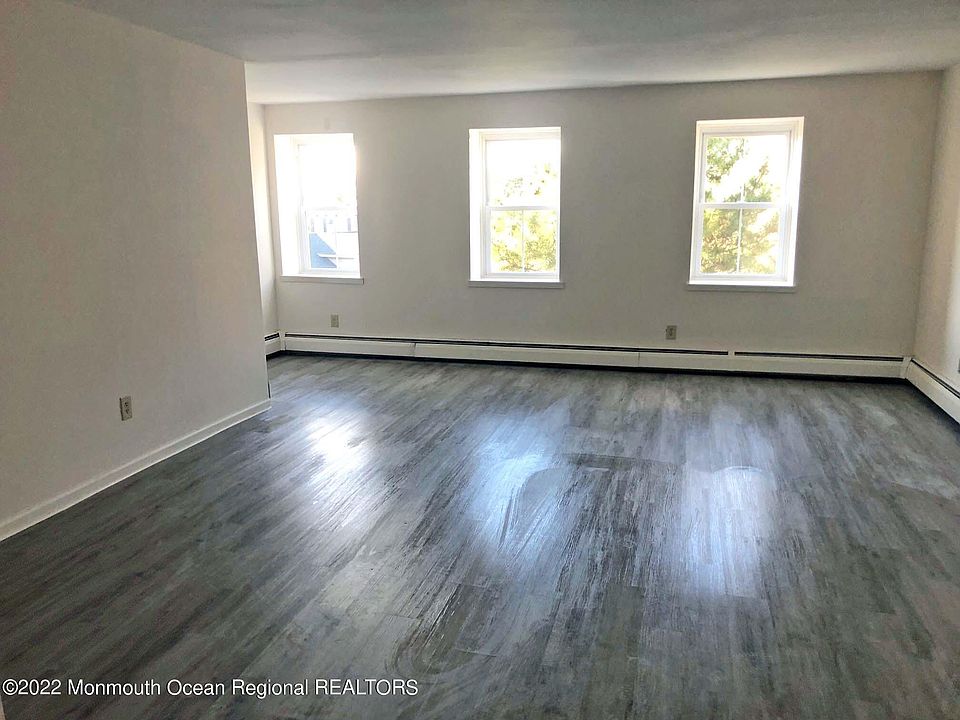 2nd image of 923 Washington St #306