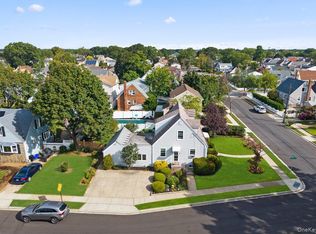 186 Green St, Valley Stream, NY 11580