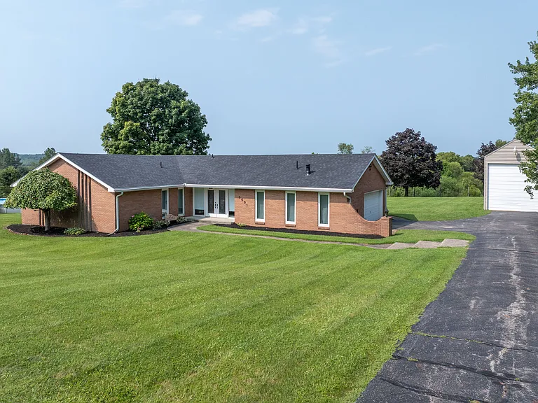 3691 Eaton Rd — Photo 2