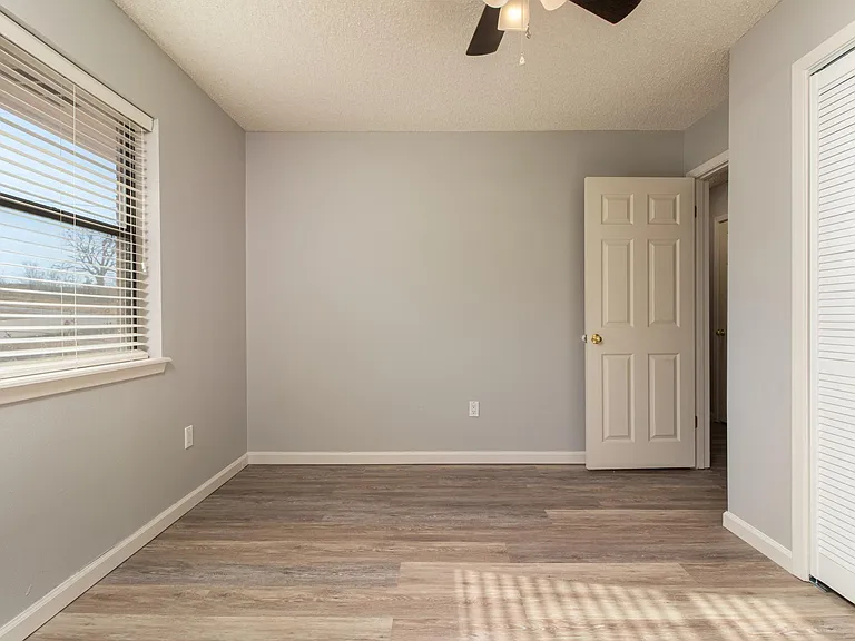 1910 Oak Hills Dr — Photo 12