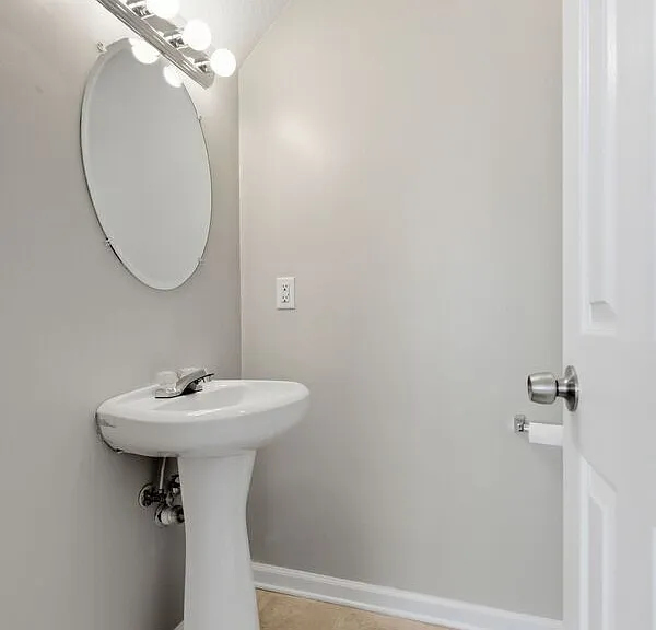 704 Courtney Ct — Photo 17