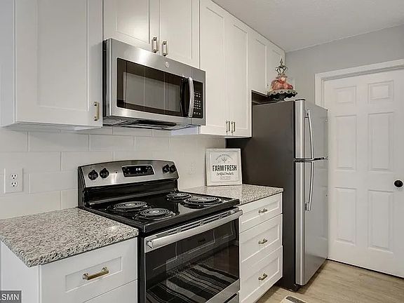 3rd image of 527 Broadway Ave N