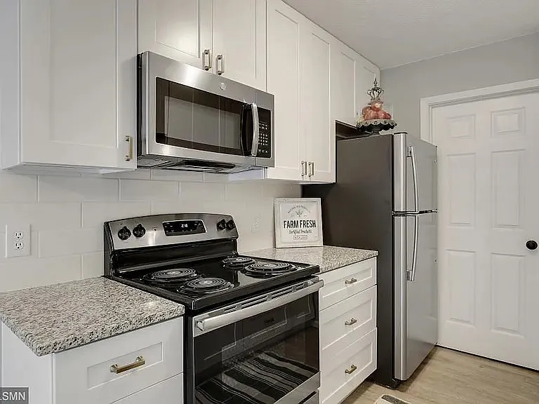 527 Broadway Ave N — Photo 3