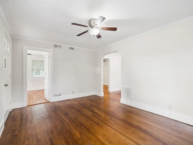 504 Pelham Dr — Photo 5