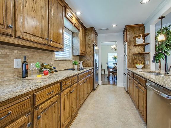 5th image of 17 Willow Creek Pl